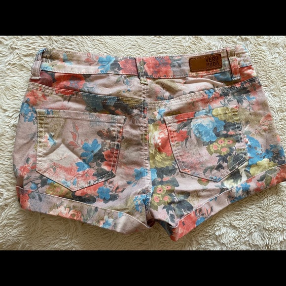 Vero Moda floral shorts - Picture 2 of 2